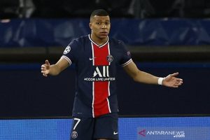 Reaksi penyerang Paris Saint-Germain Kylian Mbappe setelah golnya ke gawang Bayern Muenchen dianulir karena offside dalam leg kedua perempat final Liga Champions di Stadion Parc des Princes, Paris, Prancis, Selasa (13/4/2021) waktu setempat. (ANTARA/REUTERS/Christian Hartmann)