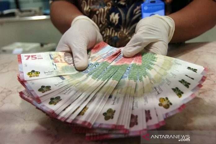 Ilustrasi: Petugas menunjukkan uang baru pecahan Rp75.000 saat penukaran Uang Peringatan Kemerdekaan 75 Tahun Republik Indonesia di Kantor Perwakilan (Kpw) Bank Indonesia (BI), Tegal, Jawa Tengah. ANTARA FOTO/Oky Lukmansyah/foc.