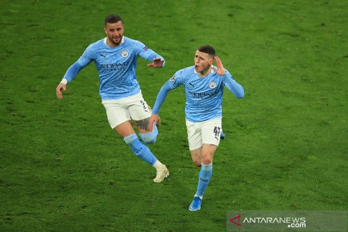 Gelandang serang Manchester City Phil Foden (kanan) melakukan selebrasi seusai mencetak gol kedua timnya ke gawang Borussia Dortmund dalam leg kedua perempat final Liga Champions di Stadion Signal Iduna Park, Dortmund, Jerman, Rabu (14/4/2021) waktu setempat. (ANTARA/REUTERS/POOL/Wolfgang Rattay)