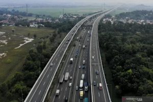 Foto udara sejumlah kendaraan melaju di Jalan Layang MBZ (Mohamed Bin Zayed), Karawang, Jawa Barat, Senin (12/4/2021). ANTARA FOTO/M Ibnu Chazar/foc. (ANTARA FOTO/Muhamad Ibnu Chazar)