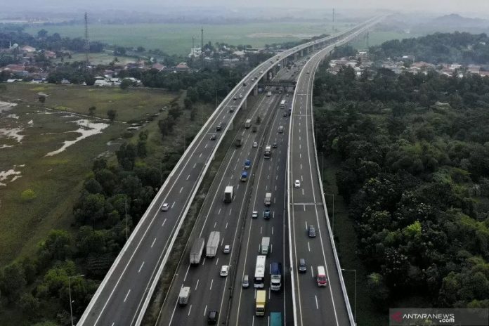 Foto udara sejumlah kendaraan melaju di Jalan Layang MBZ (Mohamed Bin Zayed), Karawang, Jawa Barat, Senin (12/4/2021). ANTARA FOTO/M Ibnu Chazar/foc. (ANTARA FOTO/Muhamad Ibnu Chazar)