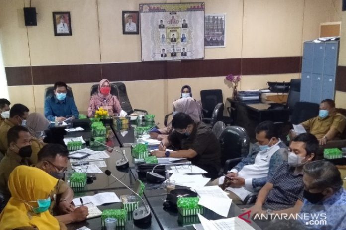 Komisi IV DPRD Kota Banjarmasin saat rapat LKPj Wali Kota Banjarmasin tahun 2020.(Antaranews Kalsel/Sukarli)