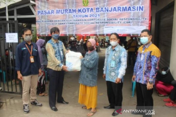 Disperindag Banjarmasin saat gelar pasar murah Ramadhan di Kelurahan Pelambuan.(Antaranews Kalsel/Diskominfotik Banjarmasin)