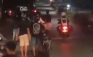 Pebalap liar di Jalan Pangllima Batu Banjarbaru mendorong motor menuju Mapolres. (IG Satlantas Polres Banjarbaru)