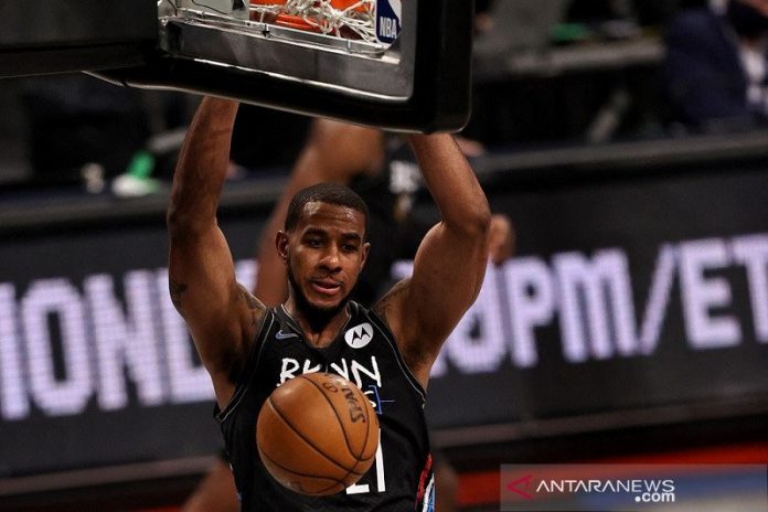 Pebasket Brooklyn Nets LaMarcus Aldridge menghempaskan dunk dalam laga lanjutan NBA melawan Los Angeles Lakers di Barclays Center, New York, Amerika Serikat, Sabtu (10/4/2021), hanya lima hari sebelum mengumumkan keputusan pensiun. (ANTARA/AFP/GETTY IMAGES/ELSA)