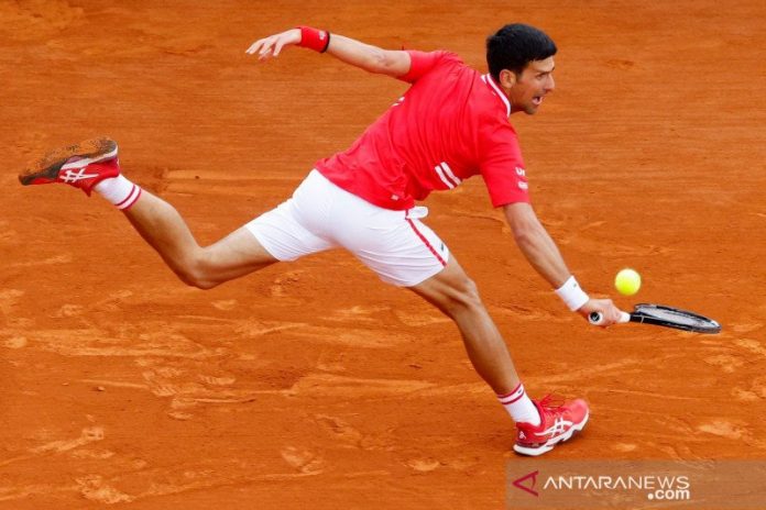 Petenis asal Serbia Novak Djokovic saat bertanding melawan petenis asal Italia Jannik Sinner di babak kedua turnamen tenis Monte Carlo Masters di Monte-Carlo Country Club, Roquebrune-Cap-Martin, Prancis, Rabu (14/4/2021). REUTERS/Eric Gaillard/hp/cfo