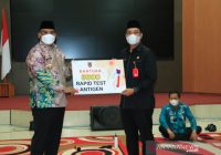 Pj Gubernur Kalsel Serahkan 5.000 Alat Rapid Test Antigen untuk Kota Banjarbaru
