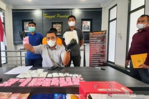 Kasubdit 2 Ditresnarkoba Polda Kalsel AKBP Ridwan Raja Dewa menunjukkan tersangka dan barang bukti 1,83 kg sabu-sabu dan 866 ekstasi. (ANTARA/Firman)