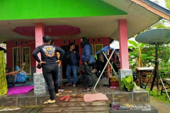 Personil Polres HSU ketika berhasil menemukan tersangka AA aparat Desa Janjam yang mengkorupsi Dana Desa (DDs) yang bersembunyi disebuah rumah di Desa Babai Rt.20 Kecamatan Kurau Kuala Kabupaten Barito Selatan Provinsi Kalimantan Tengah. (Antaranews Kalsel/Humas Polres HSU/Eddy A)