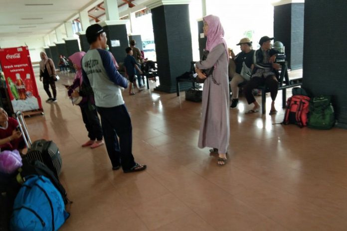 Dokumentasi - Pemudik saat berada di terminal WA Gara Palangka Raya, Minggu (2/6/2019). (ANTARA/Rendhik Andika)