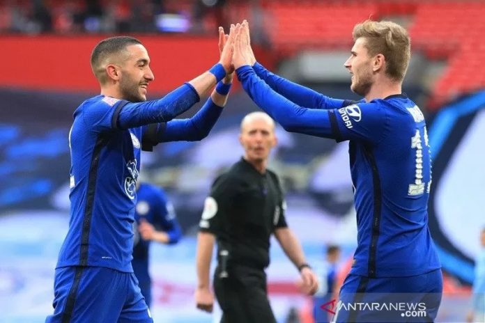 enyerang sayap Chelsea Hakim Ziyech (kiri) melakukan selebrasi bersama Timo Werner seusai mencetak gol ke gawang Manchester City dalam semifinal Piala FA di Stadion Wembley, London, Inggris, Sabtu (17/4/2021) waktu setempat. (ANTARA/REUTERS/POOL/Adam Davy)