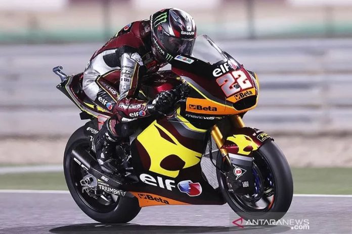 Pebalap tim Elf Marc VDS Racing, Sam Lowes, menjalani balapan Moto2 Grand Prix Doha di Sirkuit Losail 4 April 2021. (AFP via antara)