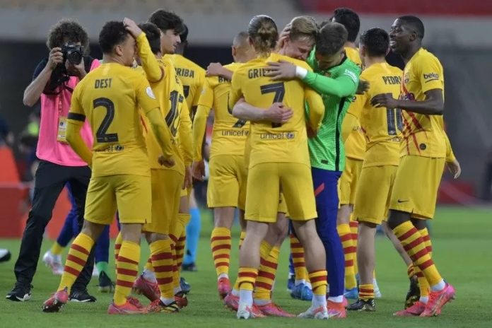 a pemain Barcelona merayakan keberhasilan menjuarai Copa del Rey atau Piala Raja setelah dalam final membantai Athletic Club Bilbao 4-0 di Stadion La Cartuja du Seville pada 17 April 2021. AFP/CRISTINA QUICLER