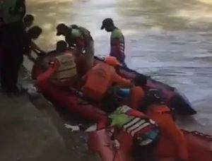 Proses evakuasi jasad kake H Utuh Tjurung oleh tim gabungan. (IG Info Kejadian Banjarmasin)