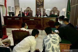 Enam terdakwa dari unsur pekerja berkonsultasi secara bergiliran ke tim kuasa hukumnya saat sidang pembacaan tuntutan di Pengadilan Negeri Jakarta Selatan, Jakarta, Senin (19/4/2021). (ANTARA/Genta Tenri Mawangi)