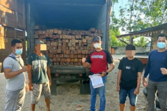 Truk membawa kayu ulin diamankan Polres Tabalaong. (antara)