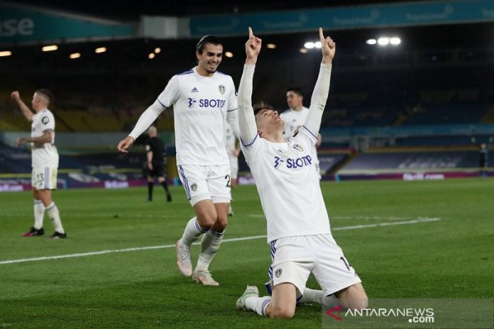 Bek Leeds United Diego Llorente merayakan golnya ke gawang Liverpool yang memaksakan hasil imbang dalam lanjutan Liga Inggris di Stadion Elland Road, Leeds, Inggris, Senin (19/4/2021) waktu setempat. (ANTARA/REUTERS/POOL/Lee Smith)