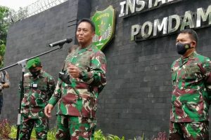Kepala Staf Angkatan Darat (Kasad) Jenderal TNI Andika Perkasa saat memberikan keterangan pers di Pomdam Jaya, Jakarta, Selasa (20-4-2021). (ANTARA/Syaiful Hakim)