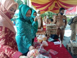 Ketua TP PKK Tanah Bumbu membuka pasar murah. (MC Tanah Bumbu)