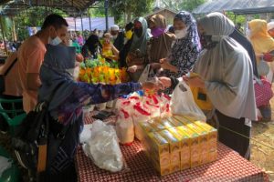 Warga membeli sembako di pasar murah Ramadhan 2021 di Desa Telaga Purun Kecamatan Paringin Selatan Kabupaten Balangan. (Antaranews Kalsel/Ragil Darmawan)