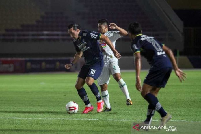 Pemain Nomor Punggung 30 Persib Bandung Ezra Walian saat membawa bola yang dijaga ketat pemain PSS Sleman Bagus Nirwanto pada pertandingan semifinal Piala Menpora 2021 di Stadion Manahan Solo, Senin (19-4-2021) malam. ANTARA/Mohammad Ayudha