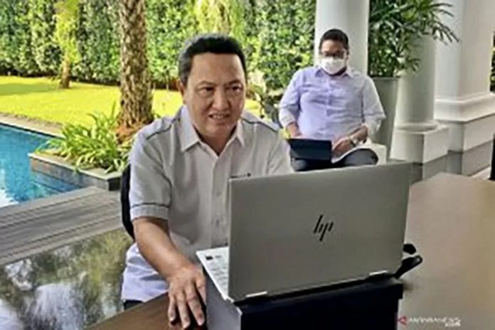 Presiden Direktur PT Adaro Energy Tbk. Garibaldi Thohir (depan) didampingi Corporate Secretary PT Adaro Energy Tbk. Mahardika Putranto berbincang dengan wartawan saat Silaturahmi Ramadan Bersama Adaro melalui daring di Jakarta, Senin (19-4-2021). ANTARA FOTO/HO-Adaro