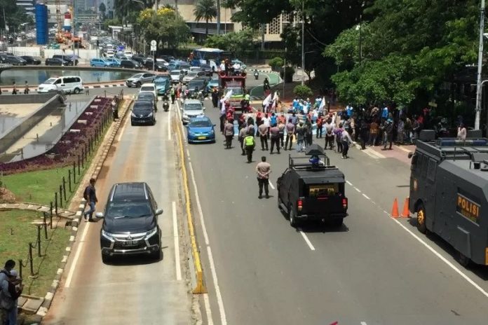 Situasi demo buruh di Jalan Medan Merdeka Barat, Jakarta Pusat, Rabu (21/04/2021). ANTARA/Mentari Dwi Gayati