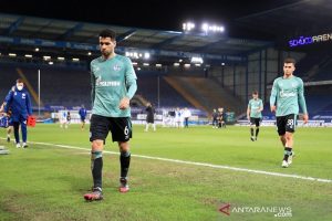 Gelandang Schalke 04 Omar Mascarell (kiri) dan rekan-rekannya tampak kecewa seusai kalah dari Arminia Bielefeld dalam lanjutan Liga Jerman di Stadion Schueco Arena, Bielfeld, Jerman, Selasa (20/4/2021) waktu setempat, yang memastikan mereka terdegradasi ke kasta kedua. (ANTARA/REUTERS/POOL/Wolfgang Rattay)