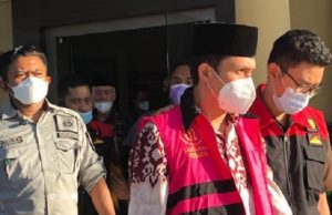 Rooswandi Salem mengenakan rompi pink. (Kejari Tanahbumbu)