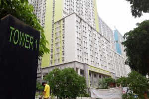 Warga melintas di kawasan Wisma Atlet Kemayoran Jakarta Pusat. ANTARA-Muhammad Zulfikar