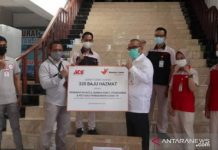 Tenaga Kesehatan Banjarmasin Dapat Bantuan Ratusan Baju Hazmat dari Ace Hardware