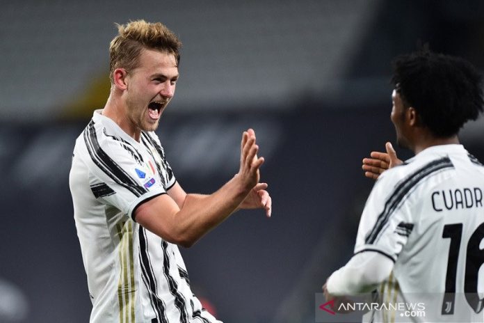 Bek Juventus Matthijs de Ligt (kiri) melakukan selebrasi bersama Juan Cuadrado seusai mencetak gol ke gawang Parma dalam lanjutan Liga Inggris di Stadion Allianz, Turin, Italia, Rabu (21/4/2021) waktu setempat. (ANTARA/REUTERS/Massimo Pinca)