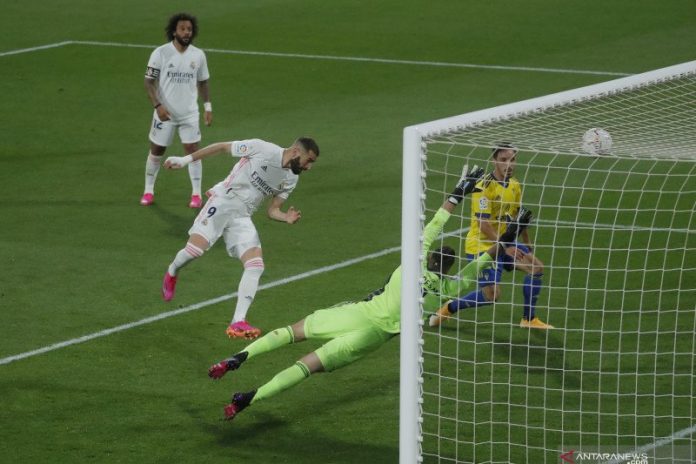 Penyerang Real Madrid Karim Benzema (kedua kiri) sesaat sebelum mencetak gol keduanya di pertandingan Liga Spanyol lawan Cadiz pada 22 April 2021.(REUTERS/JON NAZCA)