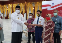 Pj Gubernur Safrizal ZA Serahkan Beasiswa BPJS Ketenagakerjaan untuk Ratusan Anak di Kalsel