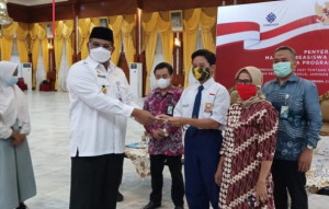 Pj Gubernur Kalsel, Safrizal ZA, menyerahkan secara simbolis beasiswa BPJS Ketenagakerjaan. (Diskomifo Kalsel)