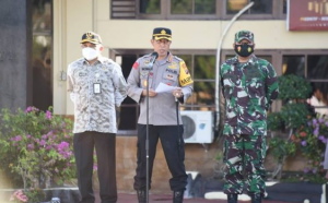 polresta Banjarmasin, Kombes Pol. Rachmat Hendrawan SIK MM, memimpin apel didampingi Kasdim 1007/Bjm, Letkol Arm Agung Nugroho, dan Plt Asisten I Bidang Pemerintahan Setdako Banjarmasin Drs Dolly Syahbana MM. (Humas Polresta Banjarmasin)