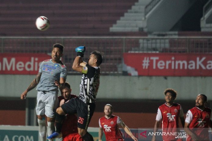 Penjaga gawang Persija Jakarta Andrytany (kedua kiri) menepis bola dari pesepak bola Persib Bandung Wander L (kiri) saat pertandingan Final Pertama Piala Menpora 2021 di stadion Maguwoharjo, Sleman, Yogyakarta, Kamis (22/4/2021). ANTARA FOTO/Andreas Fitri Atmoko/aww. (Antara Foto/Andreas Fitri Atmoko)