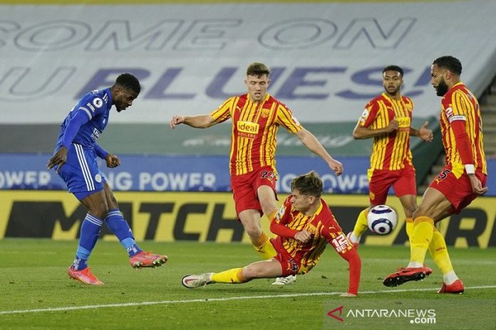 Penyerang Leicester City Kelechi Iheanacho (kiri) melepaskan tembakan untuk mencetak gol ketiga timnya ke gawang West Bromwich Albion dalam lanjutan Liga Inggris di Stadion King Power, Leicester, Inggris, Kamis (22/4/2021). (ANTARA/REUTERS/POOL/Tim Keeton)