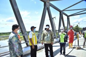 Pejabat Gubernur Kalsel Safrizal ZA saat meninjau jembatan Matraman Kabupaten Banjar. (Antaranews Kalsel/Humas Pemprov Kalsel)