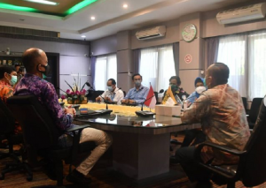 Pj Wali Kota Banjarmasin, Akhmad Fydayeen, saat menerima audensi pengurus ASITA Kalsel. (Diskominfotik Banjarmasin)