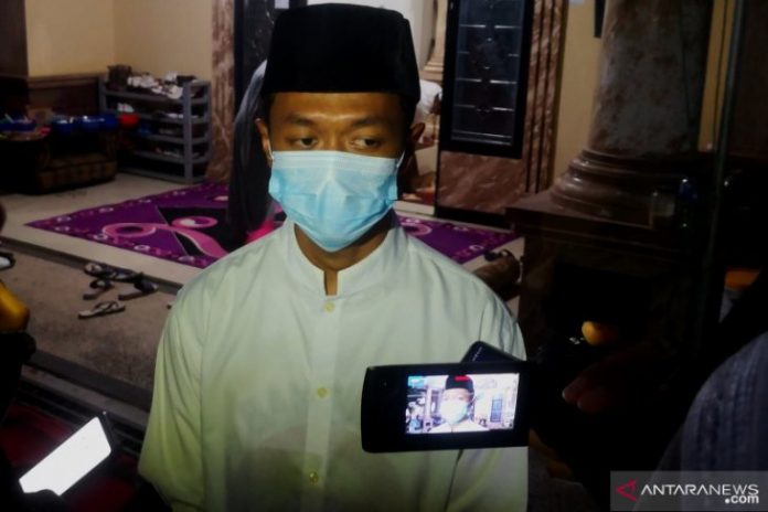 Anggota Direktorat Intelkam Polda Kalsel, Bripka Sarwo usai melaksanakan buka puasa bersama dengan ulama, tokoh dan masyarakat Binuang. (ANTARA / Muhammad Fauzi Fadilah)