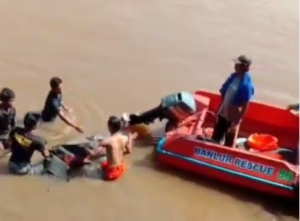 Tim rescue gabungan mengevakuasi jasad Ramadhani. (IG)