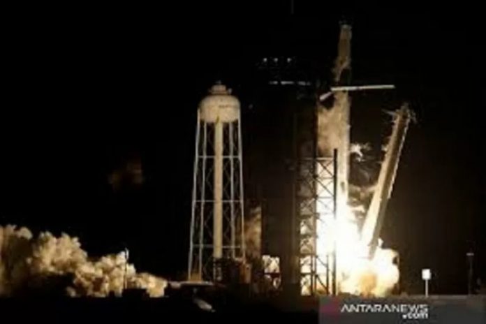 Dokumentasi - Roket SpaceX Falcon 9, yang membawa empat astronot pada misi awak komersial operasional pertama NASA diluncurkan di Kennedy Space Center di Cape Canaveral, Florida, Amerika Serikat, Minggu (15/11/2020). (ANTARA FOTO/REUTERS/Thom Baur/wsj.)