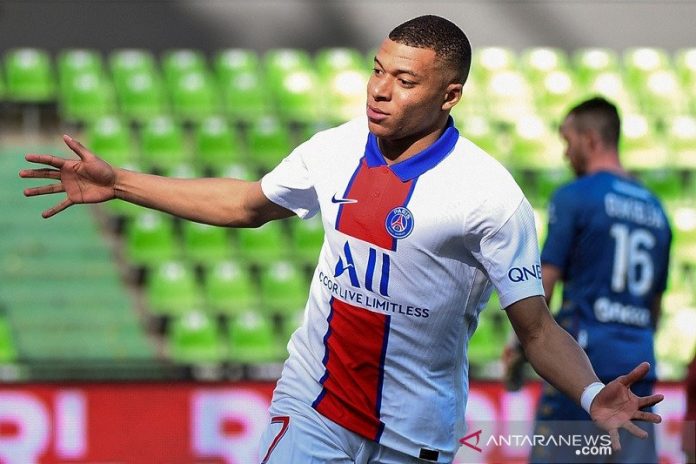 Penyerang Paris Saint-Germain Kylian Mbappe merayakan golnya ke gawang Metz dalam lanjutan Liga Prancis di Stadion Saint-Symphorien, Metz, Prancis, Sabtu (24/4/2021). (ANTARA/AFP/Jean-Christophe Verhaegen)