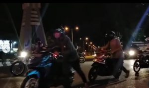 Remaja pelaku balapan liar menggiring motor mereka menuju Mapolres Banjarbaru. (Polres Banjarbaru)