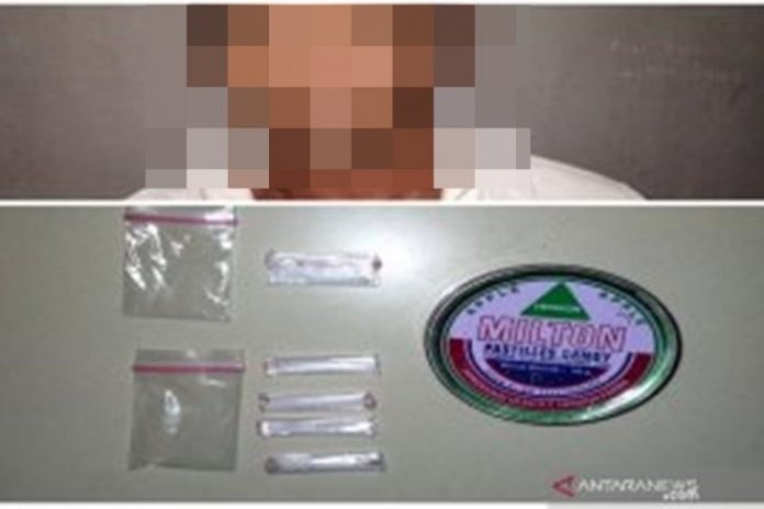 Tersangka BY ditangkap Polsek Satui dengan barang bukti lima paket sabu-sabu. (ANTARA/Firman)