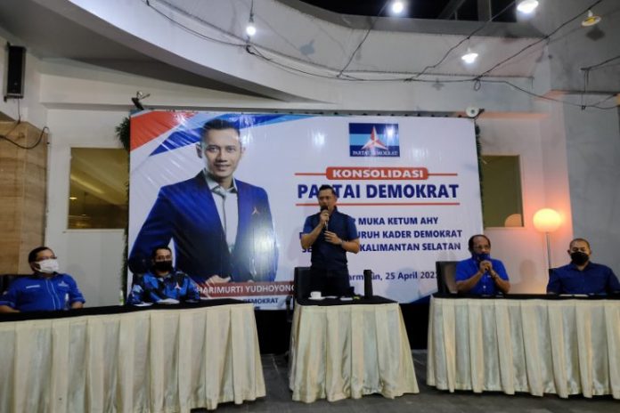 Agus Harimurti Yudhoyono atau AHY saat temu wicara dengan wartawan, sebelum konsolidasi Partai Demokrat Kalimantan Selatan di Hotel Golden Tulip Banjarmasin, Ahad (25/4) malam. (Syamsuddin Hasan)