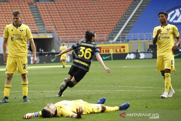 Bek sayap Inter Milan Matteo Darmian (tengah) melakukan selebrasi seusai mencetak gol ke gawang Verona dalam lanjutan Liga Italia di Stadion Giuseppe Meazza, Milan, Italia, Minggu (25/4/2021). (ANTARA/REUTERS/Alessandro Garofalo)