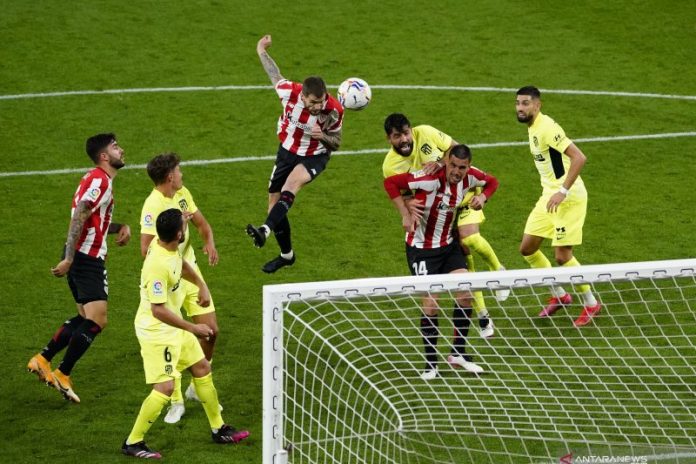 Penyerang Athletic Bilbao, Inigo Martinez sesaat sebelum mencetak gol kedua lawan Atletico Madrid di Estadio de San Mames, Bilbao, Spanyol pada MInggu (25/4/2021).(REUTERS/VINCENT WEST)