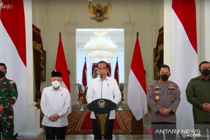 Presiden RI Joko Widodo (Jokowi) memerintahkan Panglima TNI Marsekal Hadi Tjahjanto dan Kepala Polri Jenderal Listyo Sigit Prabowo untuk mengejar dan menangkap seluruh anggota Kelompok Kriminal Bersenjata (KKB), setelah serangan yang menewaskan Kepala BIN Papua Brigjen TNI I Gusti Putu Danny, Minggu (25/4), di Beoga, Kabupaten Puncak, Papua. (Youtube Sekretariat Presiden)